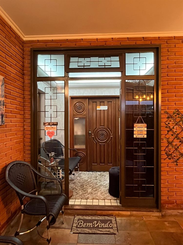 Entrada do consultório com tapete de boas-vindas