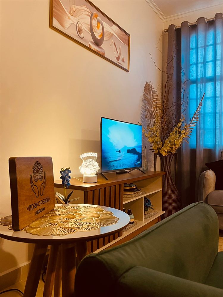 Detalhe do ambiente do consultório com a identidade Vitorino Pereira